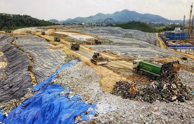 Bãi rác Nam Sơn thường xuyên tái diễn tình trạng người dân chặn xe chở rác.