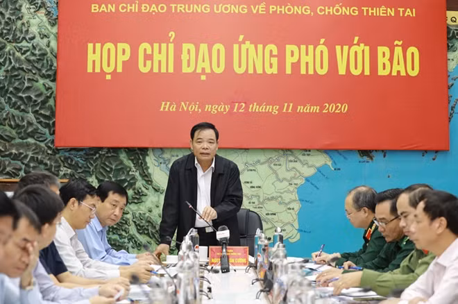 Bộ trưởng Bộ NN&PTNT Nguyễn Xuân Cường chỉ đạo tại cuộc họp.