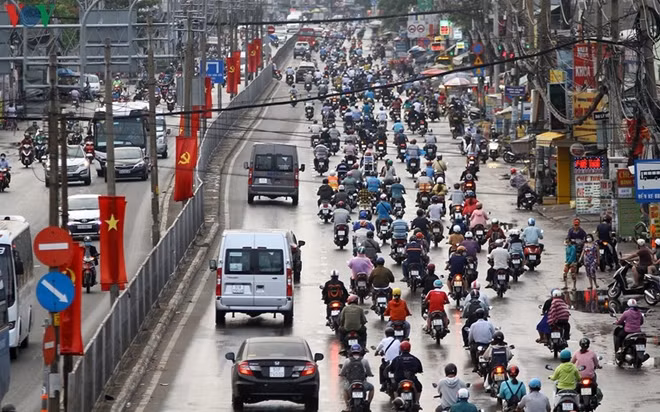 Người dân bắt đầu chủ quan, đổ ra đường đông hơn trong những người cuối hạn cách ly xã hội.
