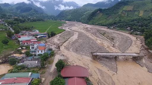 Sau hạn hán nặng thường có lũ lớn gây thiệt hại về người và tài sản. Sau hạn hán nặng thường có lũ lớn gây thiệt hại về người và tài sản.