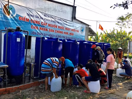 Mỗi ngày, trung bình người dân trong xã An Khánh cần khoảng 70 ngàn lít nước từ nguồn nước này. Mỗi ngày, trung bình người dân trong xã An Khánh cần khoảng 70 ngàn lít nước từ nguồn nước này.