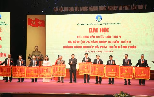 Các tập thể, cá nhân được khen thưởng tại Đại hội Thi đua yêu nước lần thứ V.