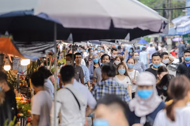 Nhiều người chủ quan, giữa lúc Hà Nội xuất hiện dịch COVID-19 vẫn ùn ùn đi lễ Phủ Tây Hồ. Ảnh: Ngô Nhung
