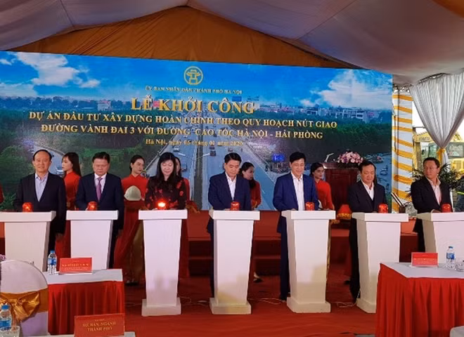 Lãnh đạo UBND TP Hà Nội, Bộ GTVT nhấn nút khởi công dự án.