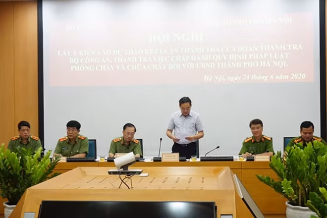 Phó Chủ tịch UBND TP Hà Nội Lê Hồng Sơn nêu ý kiến tại Hội nghị.