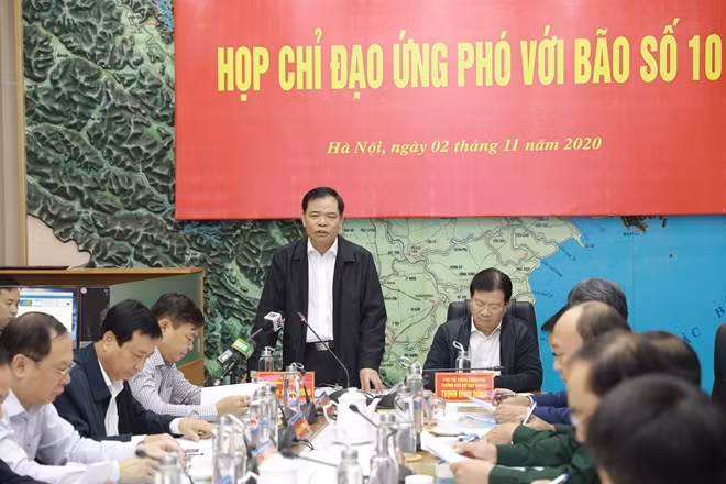 Bộ trưởng Nguyễn Xuân Cường nhấn mạnh cần tập trung cảnh giác với hoàn lưu sau bão số 10.