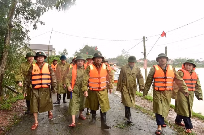 Phó Thủ tướng Trịnh Đình Dũng kiểm tra an toàn hồ Kẻ Gỗ.