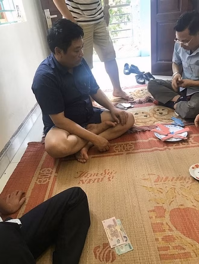 Chủ tịch UBND xã Đồng Quang, huyện Quốc Oai đã đánh bạc trong thời điểm dịch bệnh COVID-19.