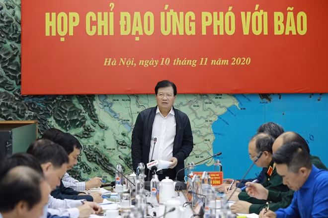 Phó Thủ tướng Trịnh Đình Dũng cảnh báo, bão 13 vào khu vực miền Trung có thể sẽ gây thiệt hại nặng nề nếu chúng ta chủ quan.