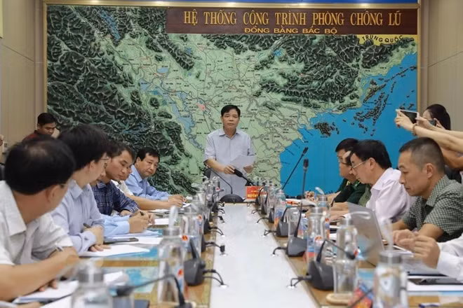 Bộ trưởng Bộ NN&PTNT Nguyễn Xuân Cường họp chỉ đạo bão sáng nay, 17/9