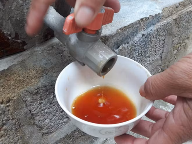 Lực lượng chức năng đã phát hiện một số công ty sử dụng hóa chất tẩy rửa công nghiệp để làm mắm