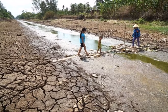 Ngoài hạn mặn, trong tương lai không xa, người dân ĐBSCL còn đối mặt với sói lở bờ biển và ngập.