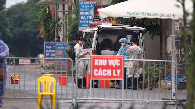 Hà Nội tiến hành khử khuẩn cả xóm nơi một người đi khám tạiBbệnh viện Bạch Mai từ ngày 12/3 mới có kết quả dương tính với COVID-19.