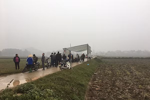 Hình ảnh người dân trong một lần chặn xe rác không cho chở vào bãi xử lý.