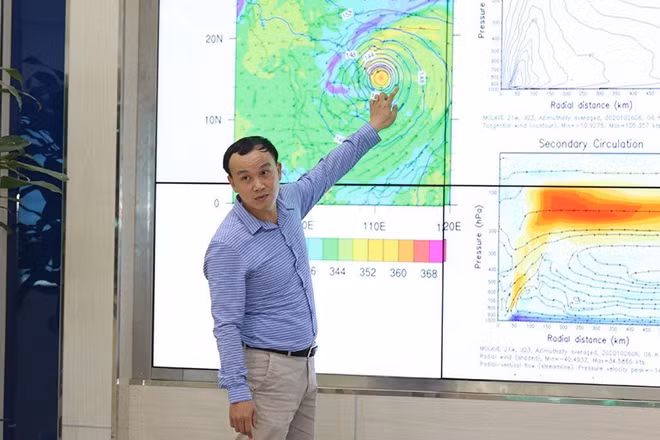 Ông Hoàng Phúc Lâm nhận định, nếu giữ nguyên cấp 12 khi vào đất liền, bão số 9 sẽ có sức tàn phá khủng khiếp. Ảnh: Đình Trung