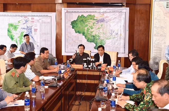 Phó Thủ tướng Trịnh Đình Dũng chủ trì cuộc họp Ban Chỉ đạo tiền phương, tại Đà Nẵng. Ảnh: Nhật Bắc