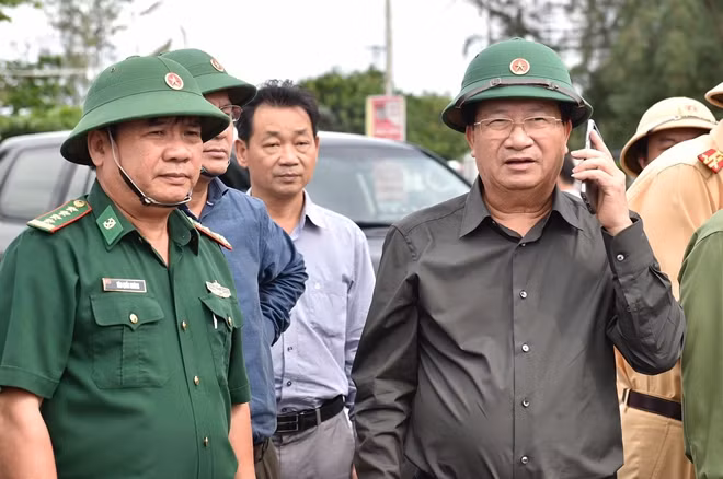 Phó Thủ tướng Trịnh Đình Dũng đang ở tại Đà Nẵng, báo cáo trực tiếp và nhận các chỉ đạo của Thủ tướng Nguyễn Xuân Phúc qua điện thoại. Ảnh: Nhật Bắc