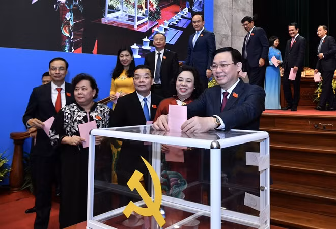 Các đại biểu bỏ phiếu bầu Ban Chấp hành Đảng bộ TP khóa XVII.