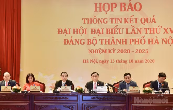 Bí thư Thành uỷ Vương Đình Huệ cùng 4 Phó Bí thư chủ trì họp báo.