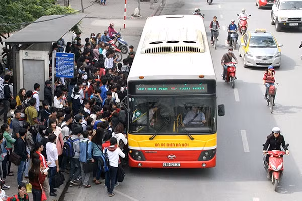 Người dân nên hạn chế đi lại bằng phương tiện giao công công cộng. Người dân nên hạn chế đi lại bằng phương tiện giao công công cộng.