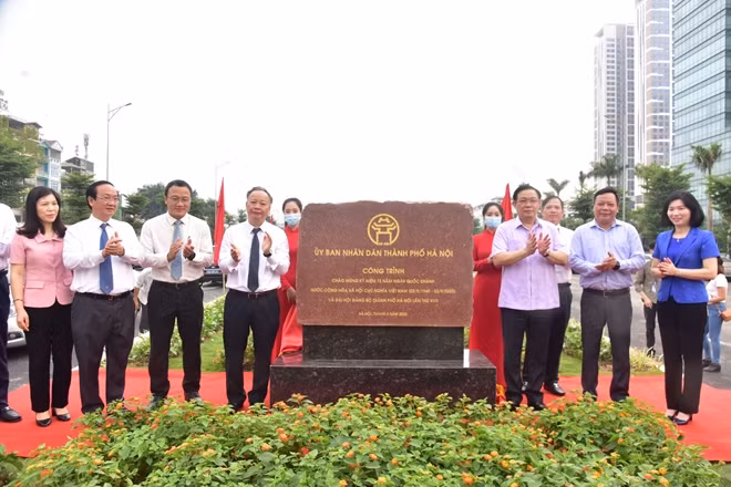 Bí thư Thành ủy Hà Nội Vương Đình Huệ cùng lãnh đạo Ủy ban ATGT quốc gia, lãnh đạo UBND TP Hà Nội gắn biển chào mừng công trình.