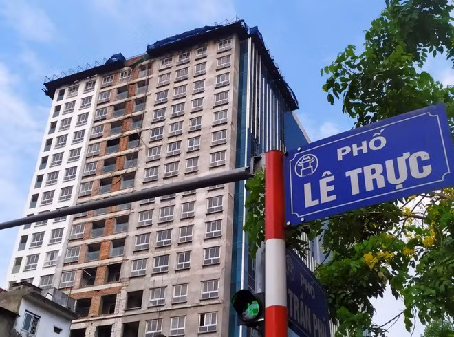 Quận Ba Đình đề xuất mời tư vấn nước ngoài đưa ra phương án tháo dỡ các tầng sai phạm của công trình số 8B Lê Trực.