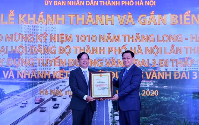 Bí thư Thành ủy Hà Nội Vương Đình Huệ trao Bằng công nhận công trình chào mừng kỷ niệm 1010 năm Thăng Long - Hà Nội và Đại hội đại biểu lần thứ XVII Đảng bộ TP Hà Nội. Ảnh: Viết Thành.
