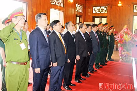 Phó Thủ tướng Nguyễn Xuân Phúc và đoàn công tác Trung ương cùng lãnh đạo tỉnh Nghệ An thành kính dâng hoa, dâng hương lên Bác ở Khu di tích Kim Liên (ảnh Báo NA).