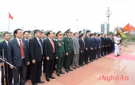 Lãnh đạo tỉnh Nghệ An báo công với Bác ở Quảng trường Hồ Chí Minh trước giờ khai mạc Đại hội Đảng bộ tỉnh.