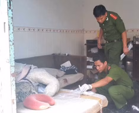 Khám nghiệm hiện trường vụ án.