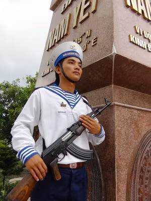 Luôn vững vàng nơi đầu sóng ngọn gió. Luôn vững vàng nơi đầu sóng ngọn gió.