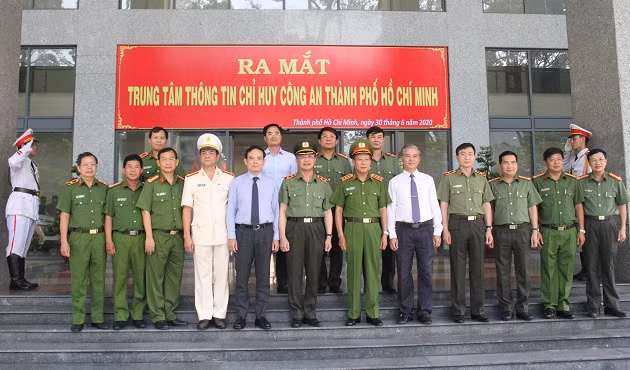 Thứ trưởng Lê Quý Vương và các đại biểu chụp hình lưu niệm. Thứ trưởng Lê Quý Vương và các đại biểu chụp hình lưu niệm.