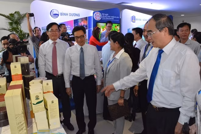 Các đại biểu thăm gian hàng giới thiệu sản phẩm đặc trưng của các địa phương Đông Nam Bộ.