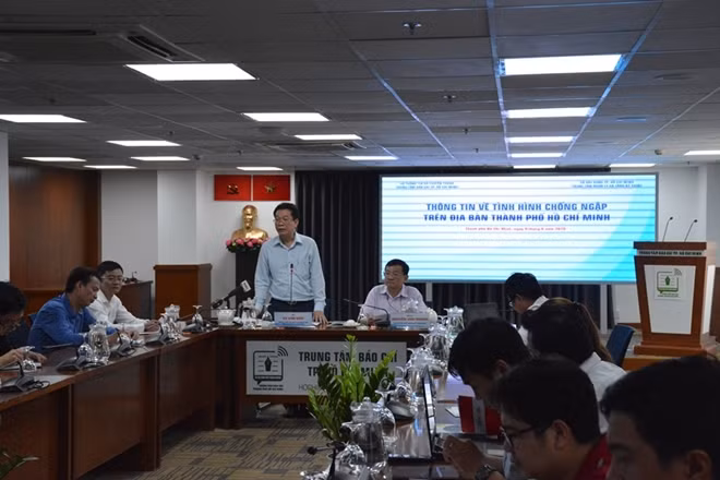 Ông Vũ Văn Điệp, Giám đốc Trung tâm Quản lý hạ tầng kỹ thuật tại buổi họp báo.