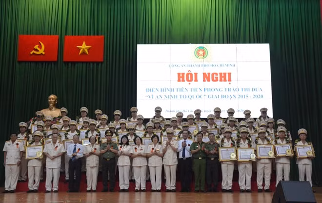 Thứ trưởng Bùi Văn Nam cùng Ban giám đốc Công an TP Hồ Chí Minh trao khen thưởng cho các tập thể, cá nhân điển hình tiên tiến.
