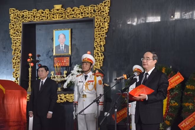 Đồng chí Nguyễn Thiện Nhân, Ủy viên Bộ Chính trị, Bí thư Thành ủy TP Hồ Chí Minh - Trưởng ban Lễ tang, đọc điếu văn.