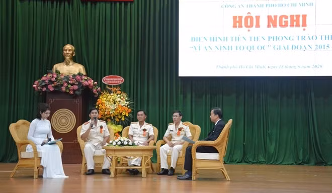 Giao lưu với một số cá nhân điển hình tiên tiến.
