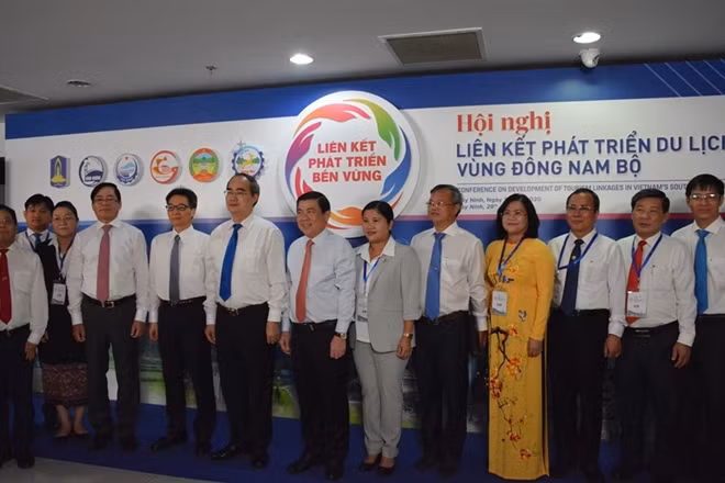 Bí thư Thành ủy Nguyễn Thiện Nhân, Phó Thủ tướng Vũ Đức Đam và lãnh đạo các tỉnh thành Đông Nam Bộ dự hội nghị.