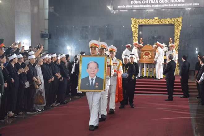 Lễ di quan đồng chí Trần Quốc Hương.
