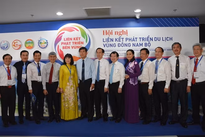 Lãnh đạo các tỉnh, thành và đại diện các doanh nghiệp dự hội thảo.