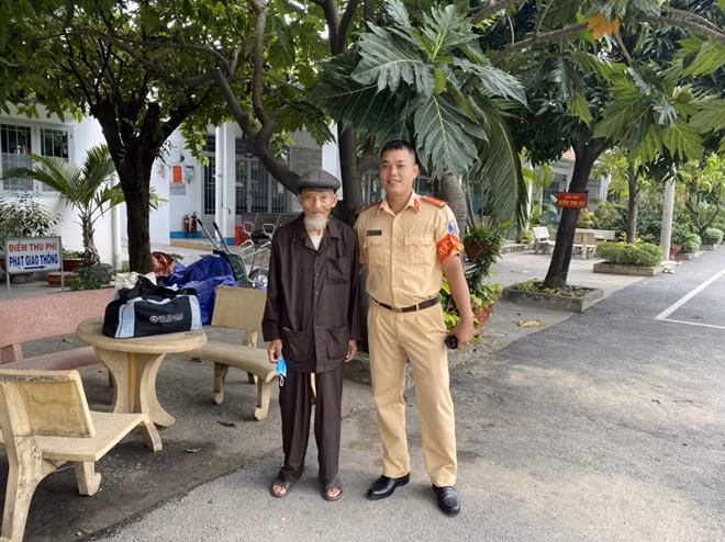 Thượng úy Nguyễn Thành Danh đã tìm cách gọi điện xác minh ở quê của cụ để nhờ hỗ trợ.