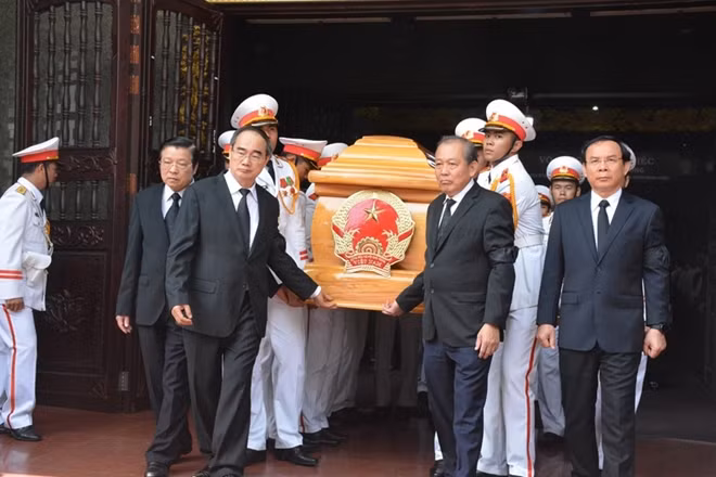 Lãnh đạo Đảng, Nhà nước tiễn đưa linh cữu đồng chí Trần Quốc Hương.