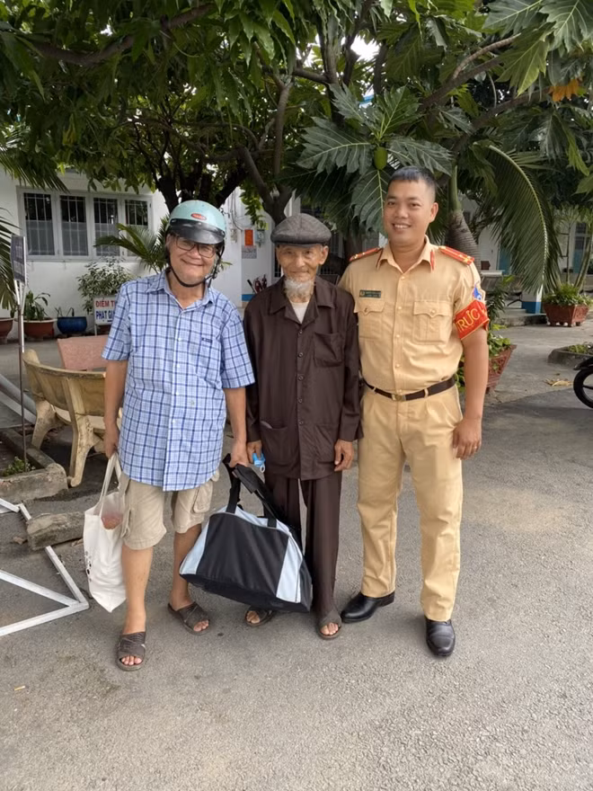 Thượng úy Nguyễn Thành Danh cùng cụ Đặng Đình Tắt và người thân của mình.