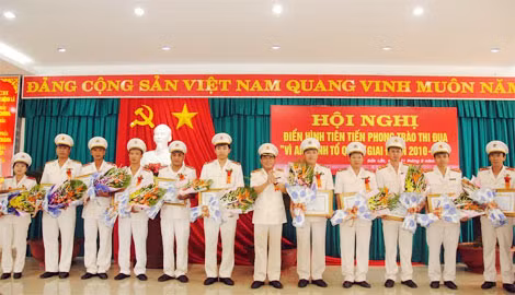 Thiếu tướng Bùi Minh Tuyên, Cục trưởng Cục An ninh Tây Nguyên trao tặng Giấy khen cho các tập thể và cá nhân có thành tích xuất sắc trong phong trào thi đua tại hội nghị.
