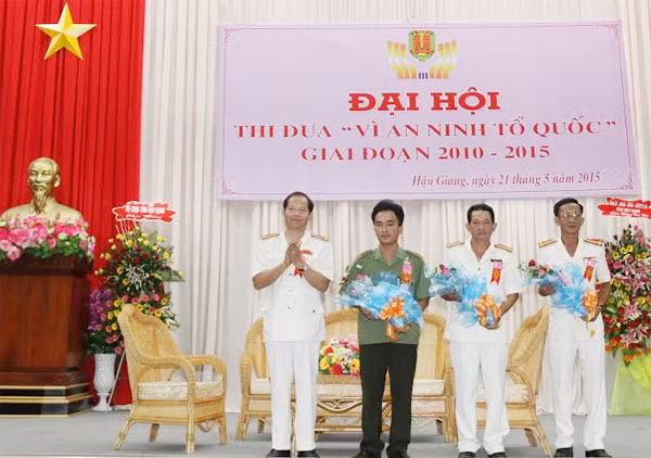Đại tá Nguyễn Hải Sơn, Giám đốc Công an tỉnh Hậu Giang tặng hoa các điển hình tiên tiến trong phong trào thi đua.