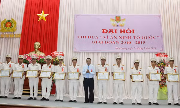 Ông Trần Công Chánh, Chủ tịch UBND tỉnh Hậu Giang tặng Bằng khen của UBND tỉnh cho các tập thể, cá nhân điển hình tiên tiến.