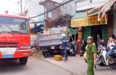 Lực lượng Cảnh sát PCCC có mặt để cứu hộ nạn nhân.