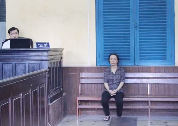 Bị cáo Hoa trong giờ nghị án.