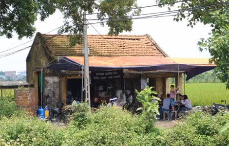 Người nhà tổ chức tang lễ em Đinh Lam Giang tại nhà tang lễ của thôn Cộng Hoà.