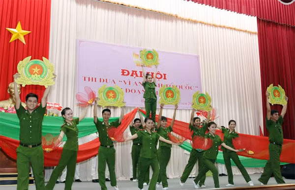 Một tiết mục văn nghệ “cây nhà lá vườn” của Công an tỉnh Hậu Giang.